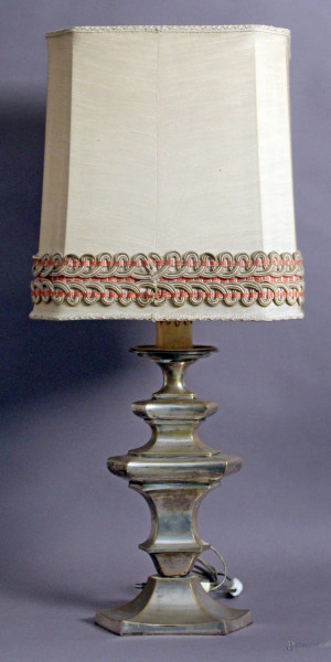 Lampada in ottone argentato, H 77 cm.