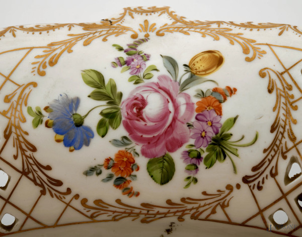 Vaso da frutta in porcellana policroma, Germania, Carl Thiene, XIX-XX secolo, marchio sotto la ba...