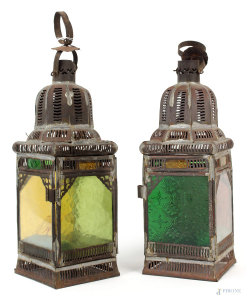 Coppia di lanterne orientali, in metallo e vetro colorato, cm h 38, XX secolo, (difetti)