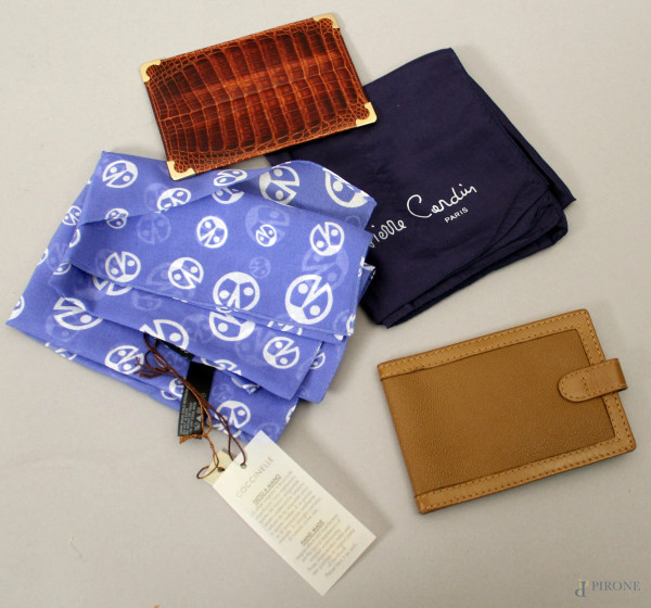 Lotto composto da due foulard, marcati Coccinelle e Pierre Cardin e da due portafogli.