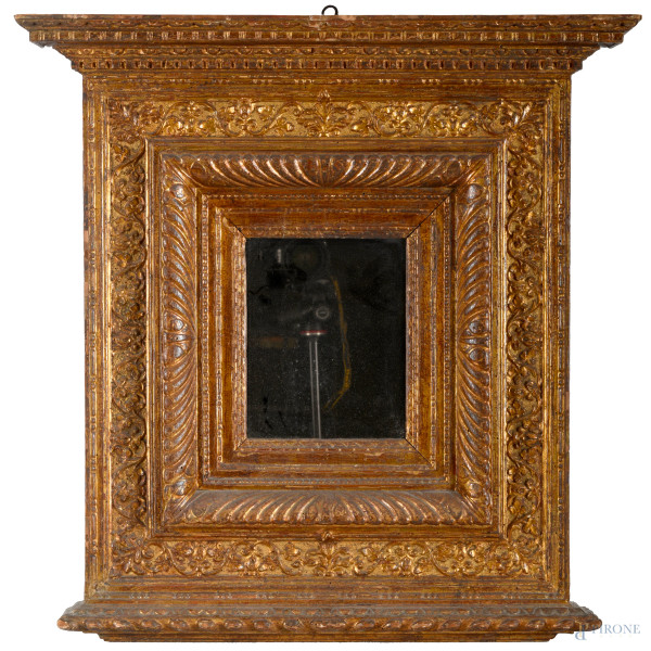 Cornice a cassetta in legno dorato e intagliato, XIX secolo, ingombro cm 68x67x11, luce cm 22x17,5, (difetti) 
