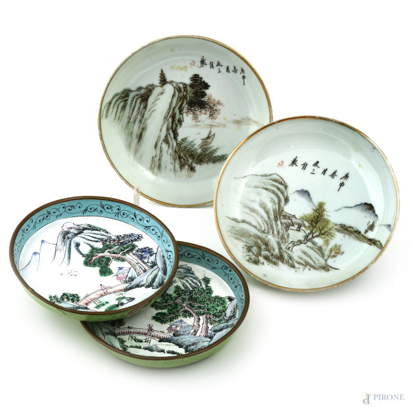 Lotto di due piattini in metallo dipinto e due piattini in porcellana smaltata, XX secolo, diametro massimo cm 14