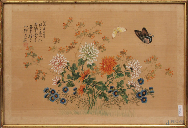 Lotto di cinque pannelli orientali su seta a decori floreali policromi a misure diverse, entro cornice