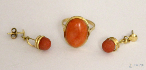 Lotto composto da un anello e una coppia di orecchii in oro 18 Kt, con corallo, gr. 7,8,.