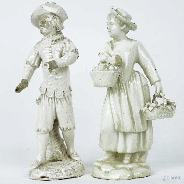 Lotto di due sculture in porcellana bianca raffiguranti donna con cesti di frutta e cavaliere, XIX secolo, altezza max cm 15, (difetti)