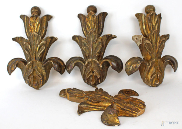 Lotto di quattro fregi in legno intagliato e dorato, XIX secolo, cm h 28, (difetti).