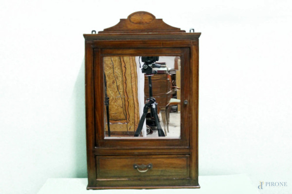 Pensile da muro in legno a noce ad un cassetto ed uno sportello a specchio, primi 900, h. 65x42x13 cm.