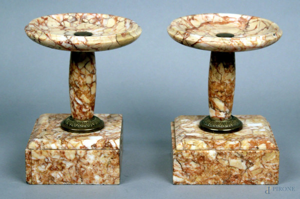 Coppia di alzate in marmo, finitura in ottone, periodo Dec&#242;, H 18 cm.