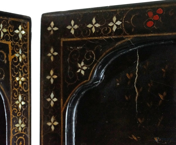 Separè in legno laccato nero con decori policromi di cineserie, cm h 182X180, XX secolo, (difetti...