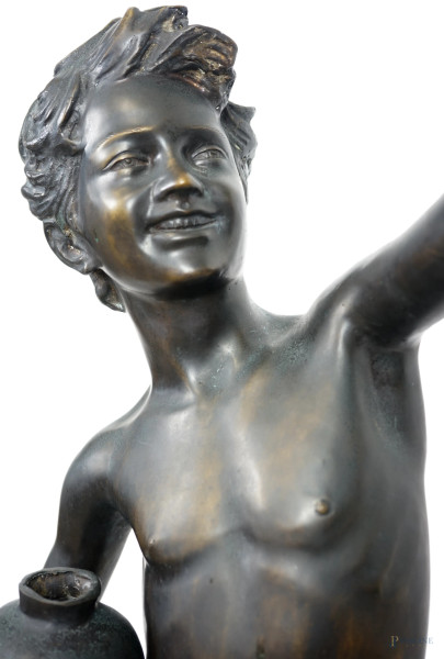 Pescatorello, scultura in bronzo, base in marmo verde, a firma De Martino, cm h 111 circa