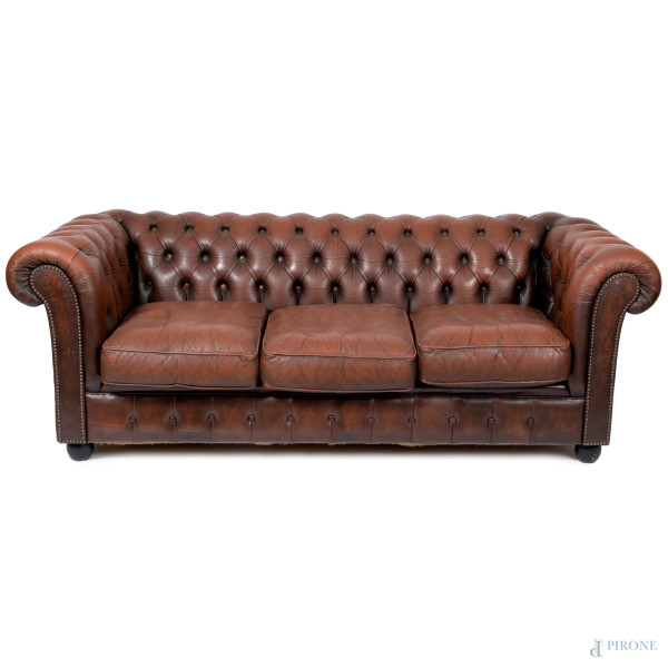 Divano stile Chester a tre posti, XX secolo, cm 71x200x85, (segni di usura, graffi, difetti)