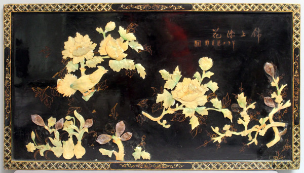 Pannello in legno ebanizzato a decoro a rilievo di uccelli con fiori in pietre varie, Cina primi 900, h. 50x90 cm (difetti).