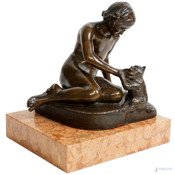 Benedetto De Lisi - Fanciulla con gattino, scultura in bronzo, cm h 18x20x20 circa, base in marmo.