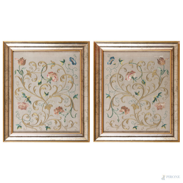 Coppia di composizioni floreali a ricami su tessuto, XX secolo, cm 48x59, entro cornice, (segni di usura, difetti, piccole lacerazioni)