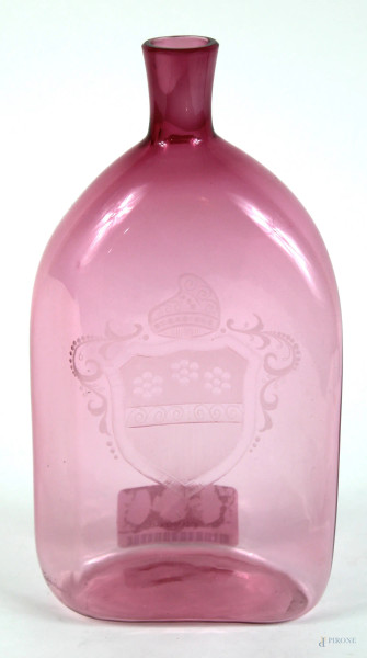 Bottiglia in vetro di Murano, color rubino, con inciso stemma araldico, altezza cm. 25, XX secolo.