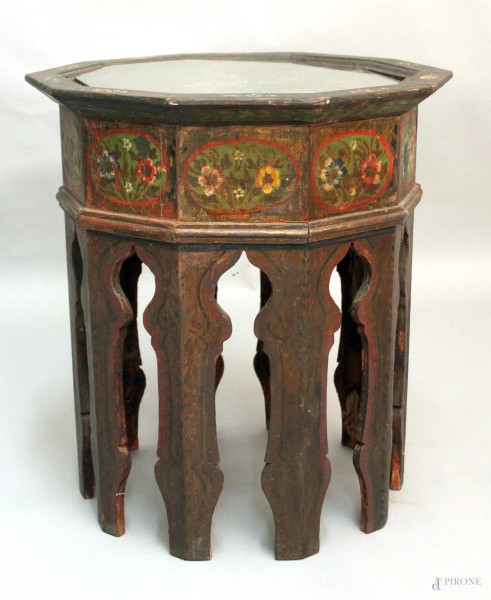 Tavolino da salotto decagonale, in legno laccato e dipinto a motivi floreali, XIX sec., H. 50 cm., diametro 45 cm.