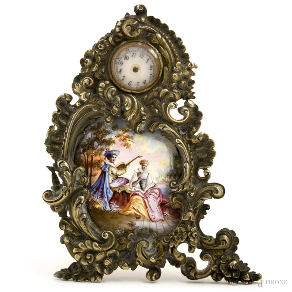Orologio da tavolo in smalto e bronzo con scena galante. Vienna, XIX secolo, cm 11x8,5 (difetti, meccanismo da revisionare)