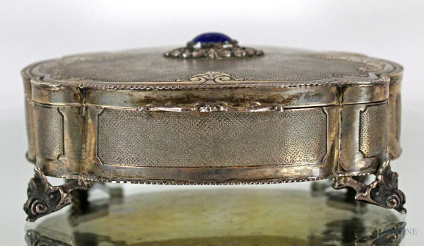 Cofanetto di linea ovale centinata in argento, decori incisi, coperchio con lapislazzulo centrale, piedini desinenti a ricciolo, cm 5x 14x12, gr. 310