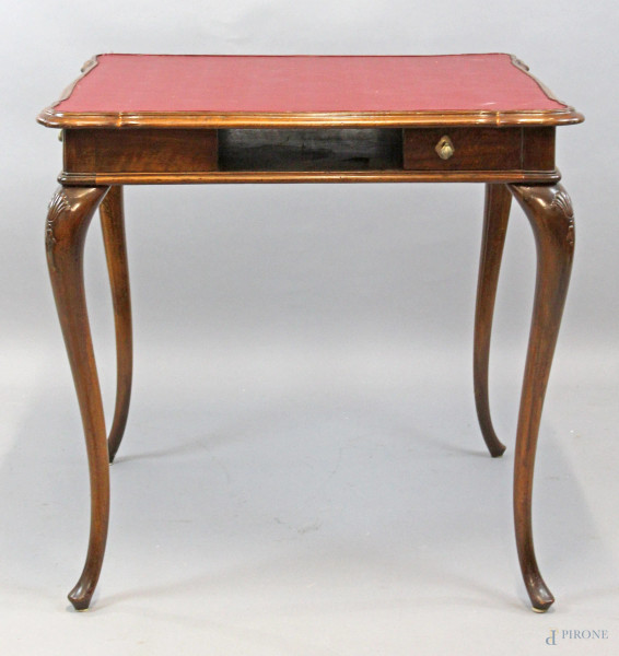 Tavolo da gioco di linea quadrata, con piano sagomato rivestito in pelle bodeaux, quattro cassettini, gambe mosse, cm h 71x75x75, prima metà XX secolo