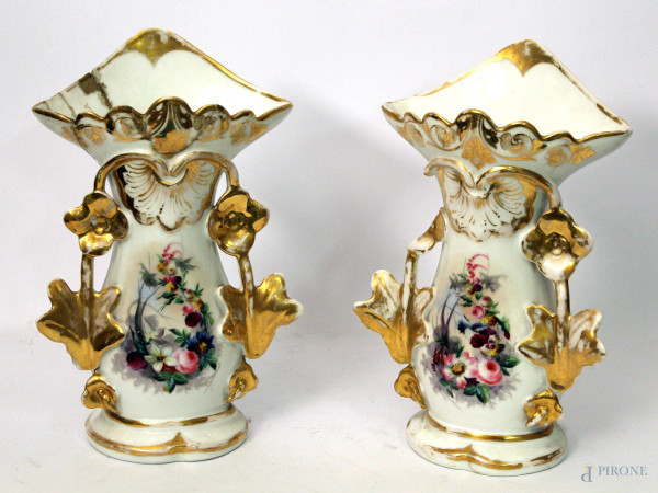 Coppia vasi luigi Filippo in porcella con medaglioni a decoro floreale con particolari dorati, h. cm 27, (difetti).