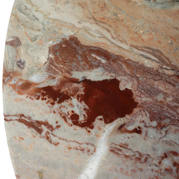 Tavolino con piano circolare in marmo, sostegno in legno scolpito e dorato raffigurante un putto ...