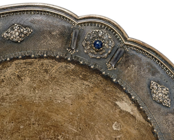 Centro tavola in argento con bordo polilobato decorato a cesello e sbalzo con inserti in lapislaz...