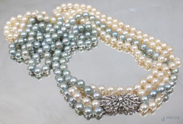 Collana a tre fili di perle con chiusura in oro bianco e brillantini, lunghezza 80 cm.