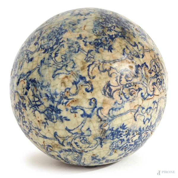 Sfera in ceramica con decori bianco e blu, XX secolo,  cm h 20, (difetti).