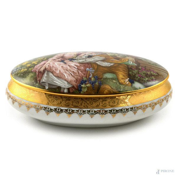 Portagioie in porcellana Limoges decorato in policromia con scena galante al coperchio, XX secolo, cm 7x19x12, ( lievi segni di usura)