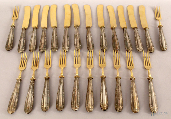 Servizio di posate da dolce con manici in argento e lame a vermaille composto da dodici forchette e dodici coltelli.