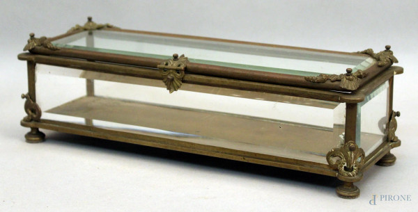 Cofanetto di linea rettangolare in ottone e vetro, h cm 10x31x11, primi&#39;900, (mancante un vetrino).