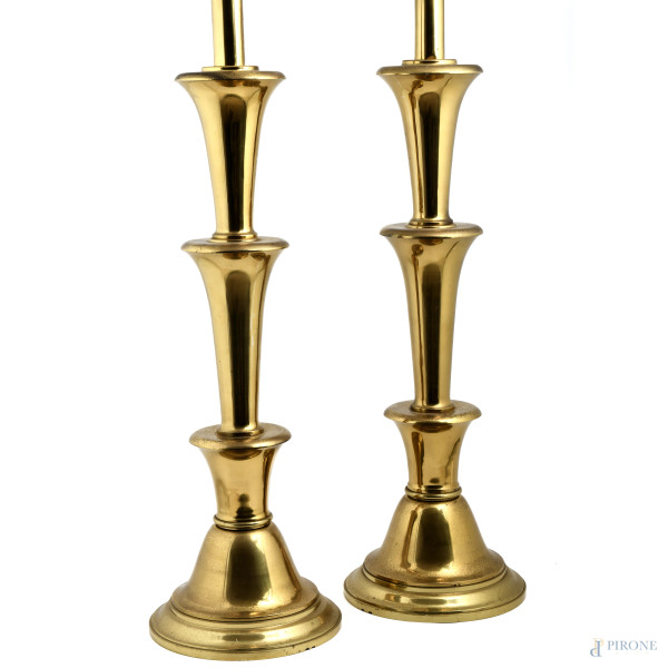 Coppia di candelieri Decò in ottone, XX secolo, altezza cm 80,  (segni di usura, difetti)