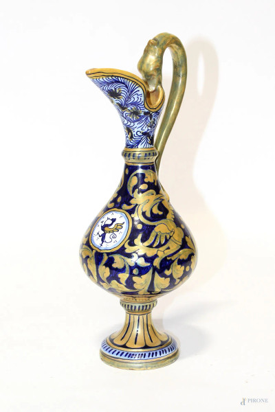 Versatoio in maiolica dipinta, marcato Robbia, h 30 cm.