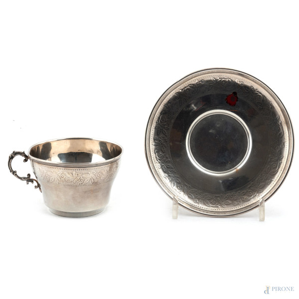 Lotto composto da piattino e tazzina in argento, XX secolo, diametro piattino cm 14, peso complessivo gr 145