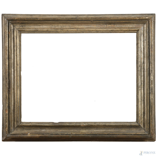 Cornice in legno intagliato e dorato a mecca, XX secolo, cm 48x58,5; luce cm 33x43,5, (segni di usura, scalfiture, perdita di doratura, difetti, fori di tarlo)