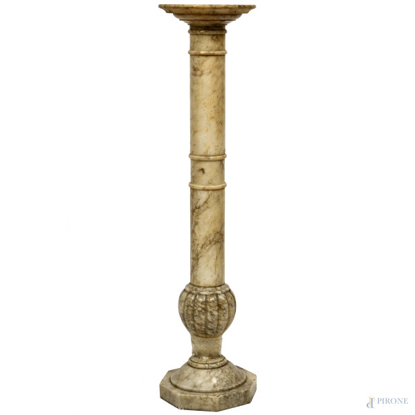 Colonna in alabastro con base ottogonale, altezza cm 98, XX secolo (difetti)