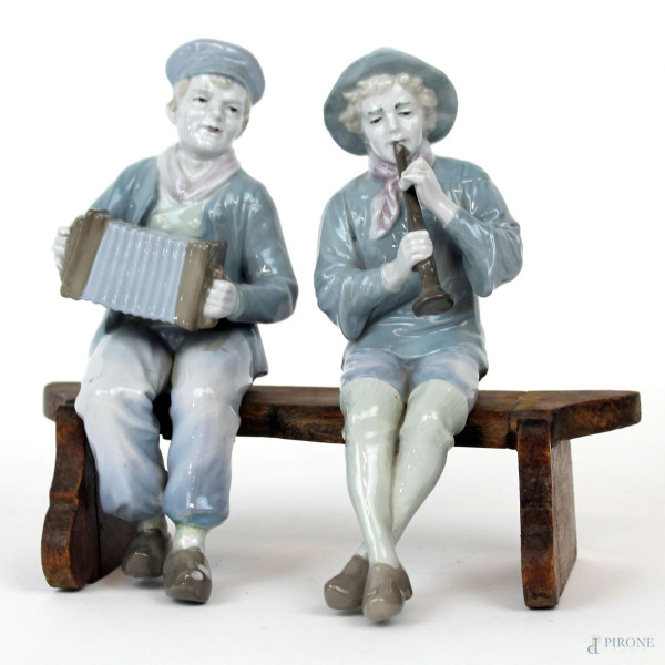 Coppia di fanciulli musicanti in porcellana, manifattura danese, cm h 16,5