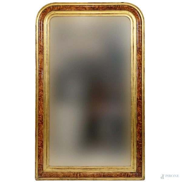 Specchiera di linea sagomata in legno dorato e dipinto a finta radica, Francia, XX secolo, misure cm 143x87, (difetti).