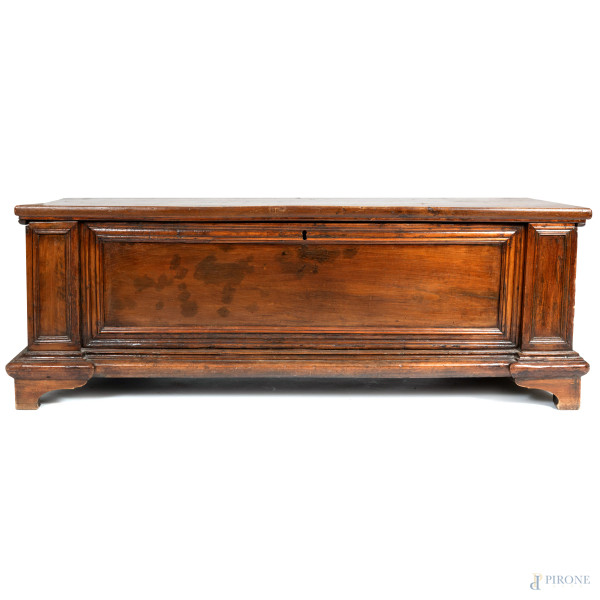 Cassapanca in legno con fronte modanato, XIX secolo, cm 57x159x57, (Segni di usura, scalfiture, fessurazioni, difetti)