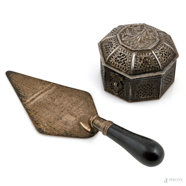 Lotto composto da paletta da dolce e cofanetto in argento traforato, XX secolo, misura massima cm 8,5x30, peso complessivo lordo gr 630, (segni di usura del tempo)