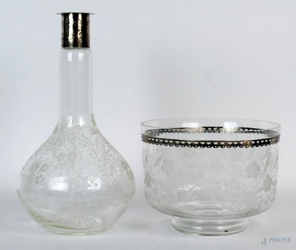 Lotto di una bottiglia ed un centrotavola in vetro inciso a decoro di fiori, finiture in argento, altezza max cm 26,5, (mancante tappo della bottiglia)