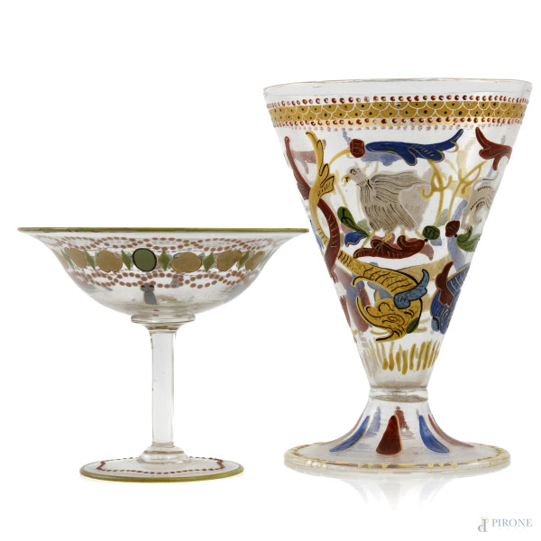 Lotto di una coppa e un calice in vetro di Murano decorata a smalti, XX secolo, altezza massima cm 14, (segni di usura)