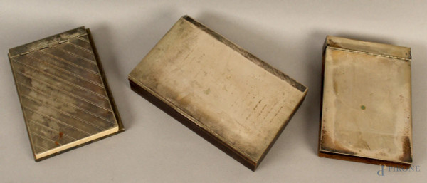Lotto composto da una scatola e due block-notes rivestiti in argento.