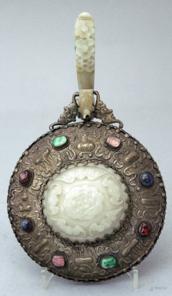 Specchietto in metallo sbalzato e argentato con pietre pregiate applicate, parte centrale e manico in giada scolpita, Cina XX secolo, altezza 21,5 cm.