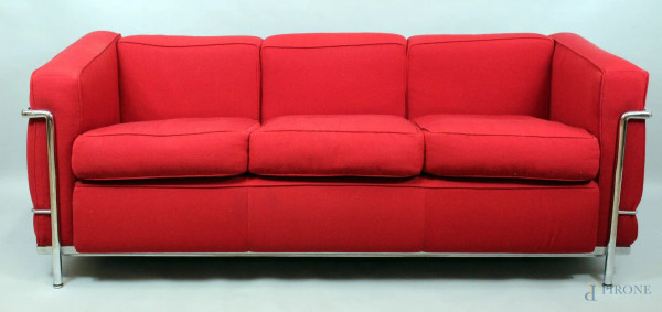 Lotto composto da un divano a tre posti e due poltrone Cassina modello LC2, in acciaio inossidabile, rivestito in tessuto rosso, misure divano altezza 70x180x70 cm.