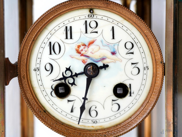 Orologio da tavolo a pendolo con cassa in ottone e vetro, decorazione smaltata. Francia, fine del...