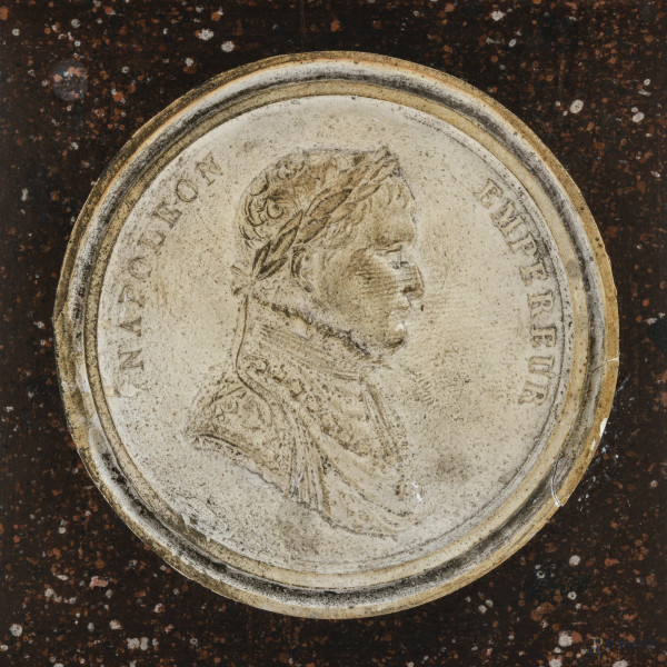 Coppia di obelischi crisoelefantini in stucco e legno a finto marmo con cammei degli imperatori N...