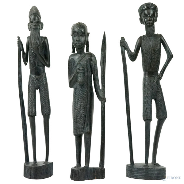 Tre sculture africane in legno ebanizzato, XX secolo, alt. max cm 38.