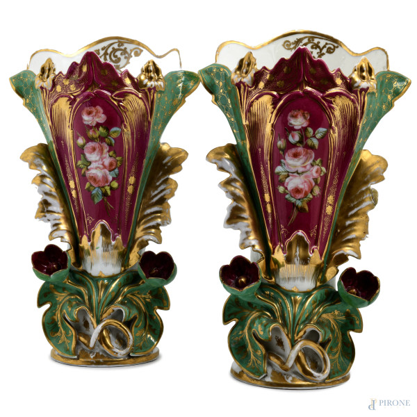 Coppia di vasi Luigi Filippo in porcellana magenta, verde e oro decorati a motivi floreali, XIX secolo, altezza cm 38,5 (segni di usura, perdita di doratura, restauri)