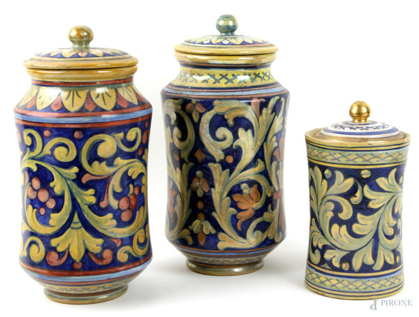 Lotto di tre barattoli in ceramica a lustro, XX secolo,  alt. max cm 25, (difetti e restauri)